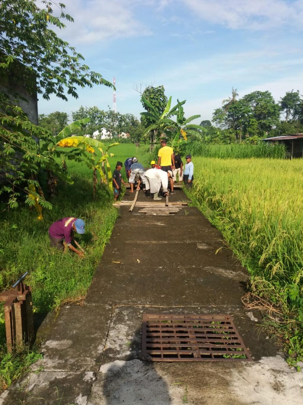 perawatan saluran irigasi dusun Keputren 2018